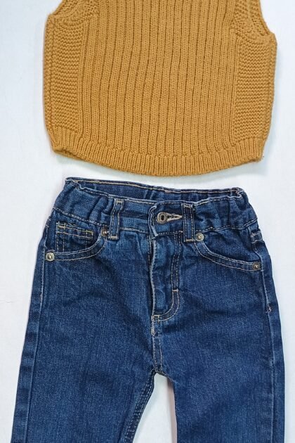 Chaleco tejido y Jeans Bebe